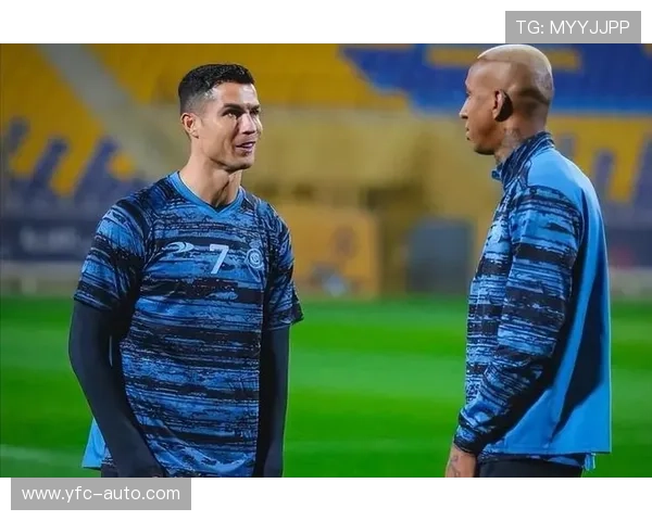 足球明星因扔水瓶引发争议视频曝光引发球迷热议与媒体关注 足球明星因扔水瓶引发争议视频曝光引发球迷热议与媒体关注