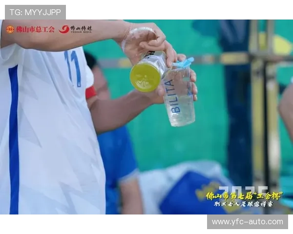 足球明星喷雾水杯助力运动爱好者畅享清凉体验与健康生活