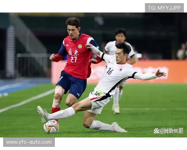 足球明星因表现不佳被教练罚跪下引发热议球迷反应各异